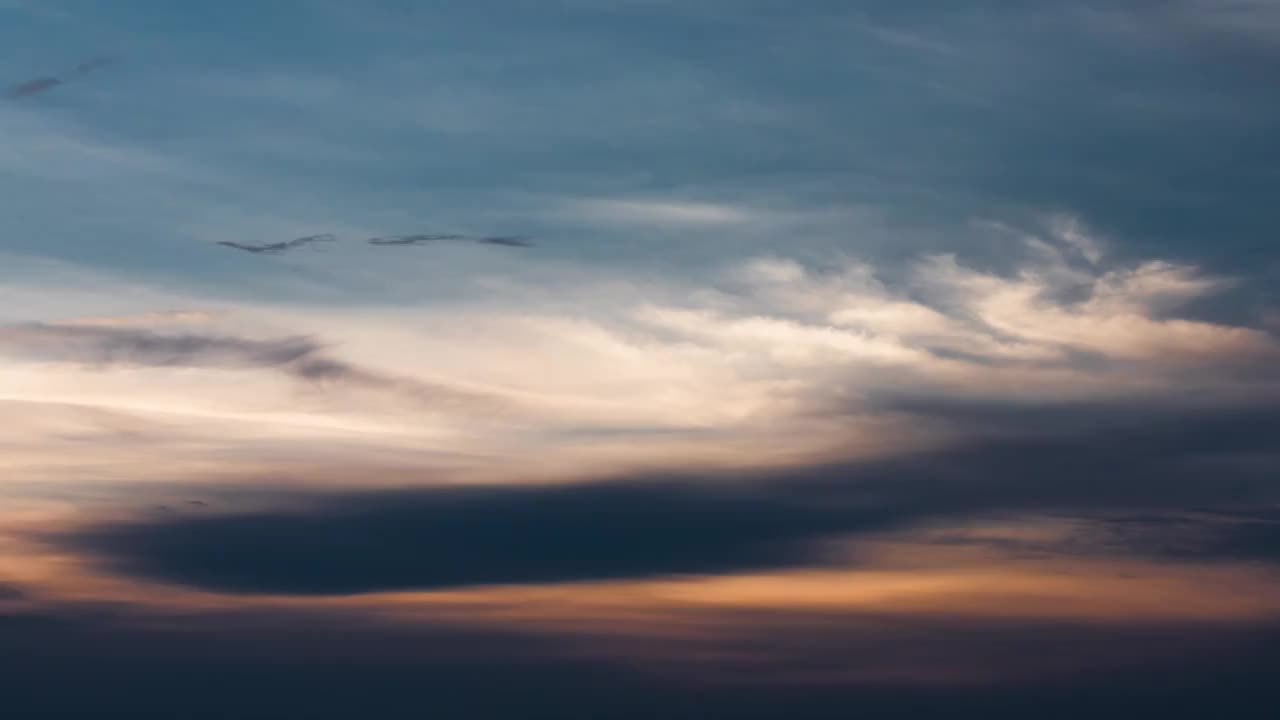 天空的流云，夏天蓝天翻涌的云朵视频素材