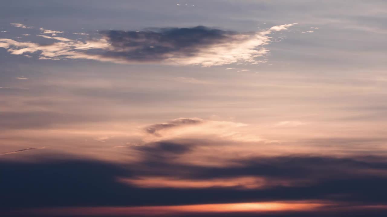 天空的流云，夏天蓝天翻涌的云朵视频素材