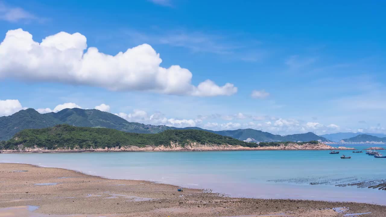 福建宁德霞浦夏天海湾沙滩滩涂蓝天白云延时视频素材