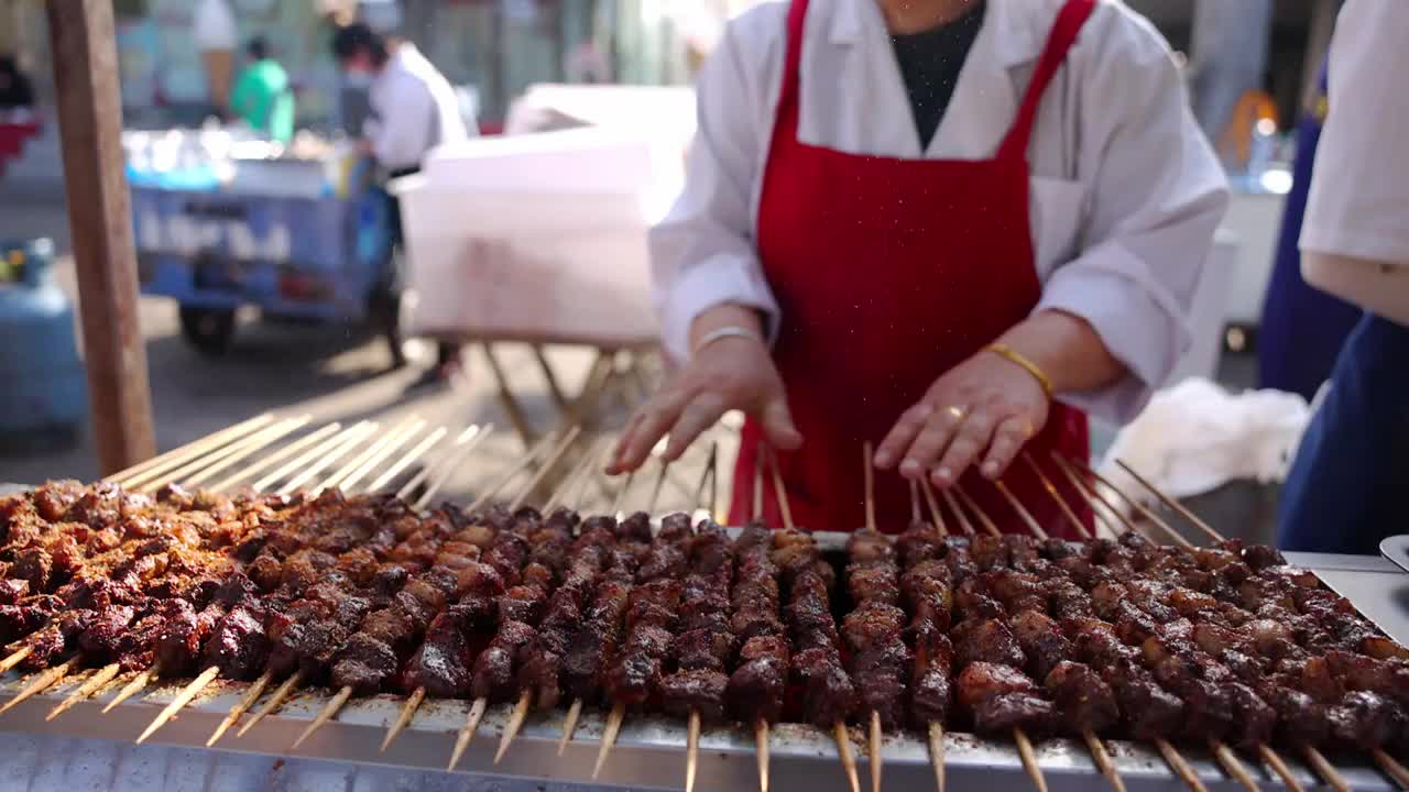 4K 夜市里的烤大串视频素材