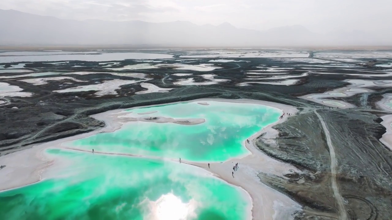 青海大柴旦翡翠湖航拍视频素材