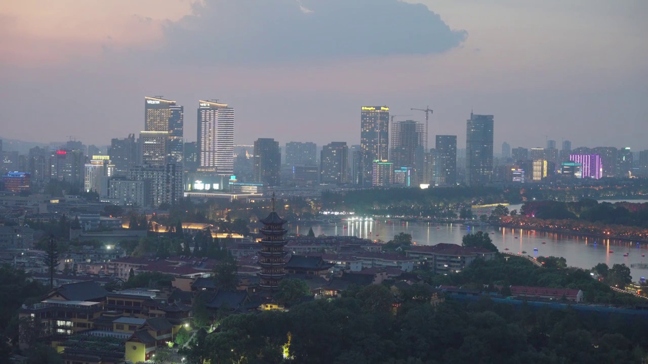 中国江苏南京鸡鸣寺玄武湖日落景观视频下载