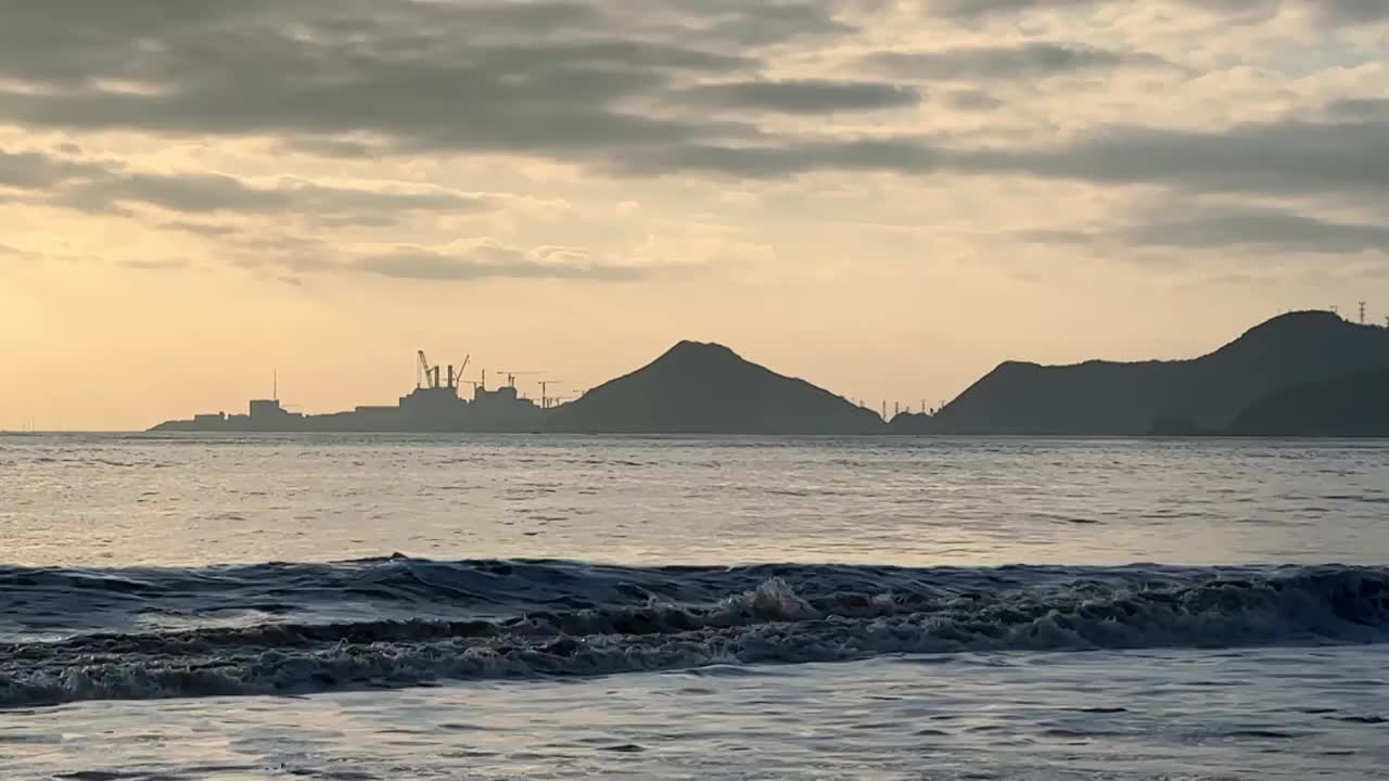 海边的浪花，日出时的海浪，海浪拍打海岸的瞬间视频素材