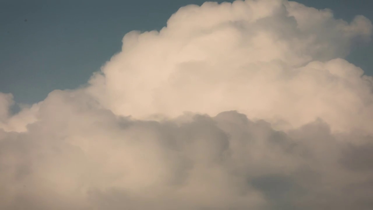 天空的流云，夏天蓝天翻涌的云朵视频素材