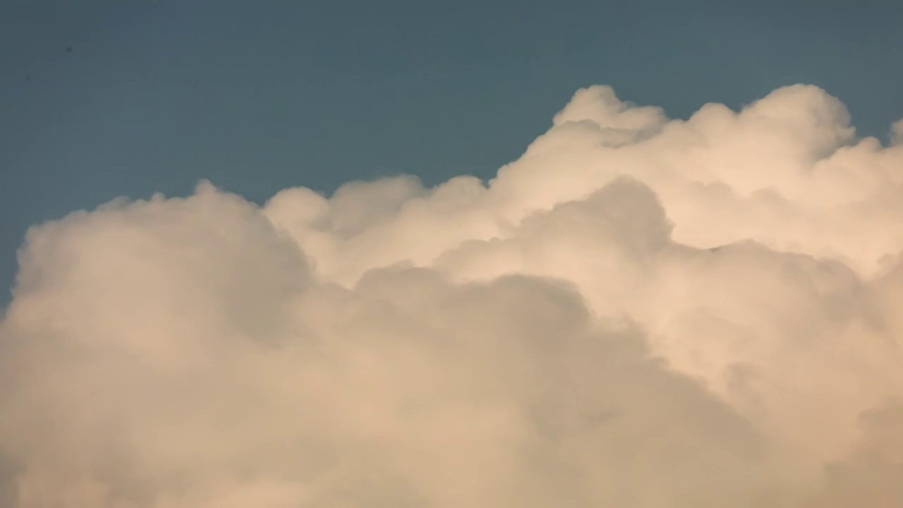 天空的流云，夏天蓝天翻涌的云朵视频素材