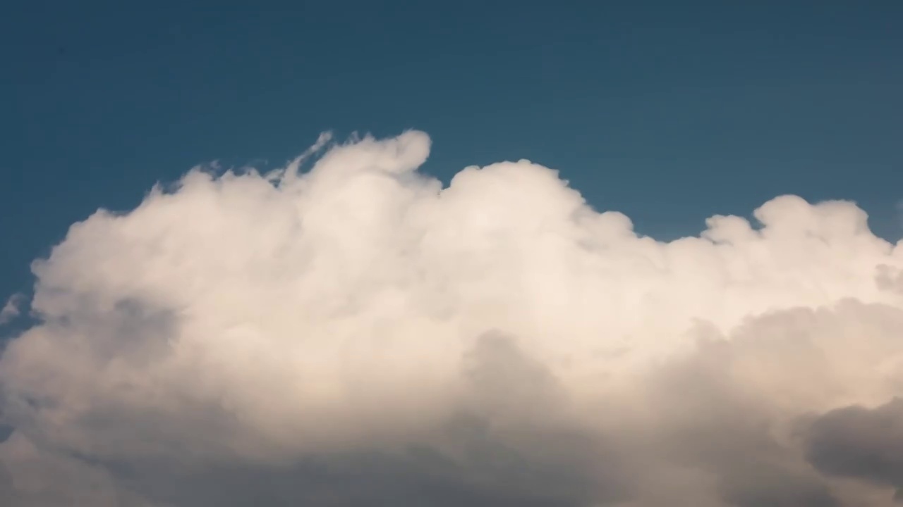 天空的流云，夏天蓝天翻涌的云朵视频素材