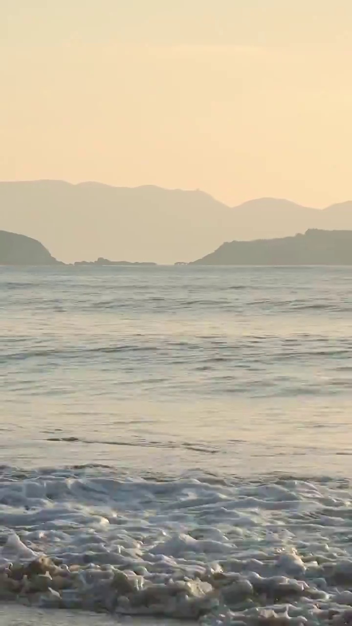 清晨逆光下的海滩，海边的浪花，阳光下的大海，霞浦县北兜的大海视频素材