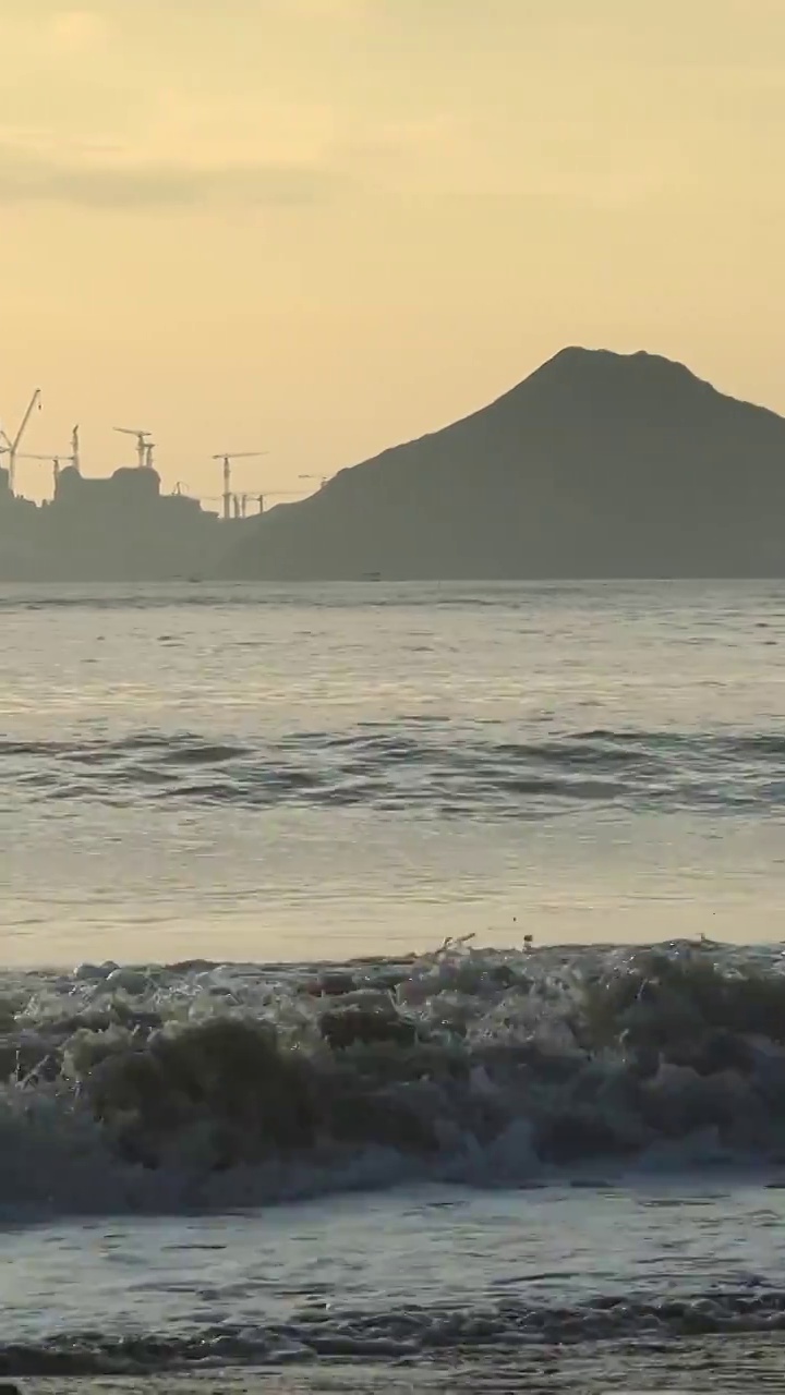 清晨逆光下的海滩，海边的浪花，阳光下的大海，霞浦县北兜的大海视频素材