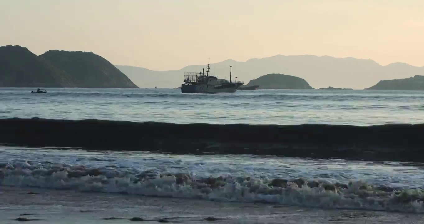 清晨逆光下的海滩，海边的浪花，阳光下的大海，霞浦县北兜的大海视频素材