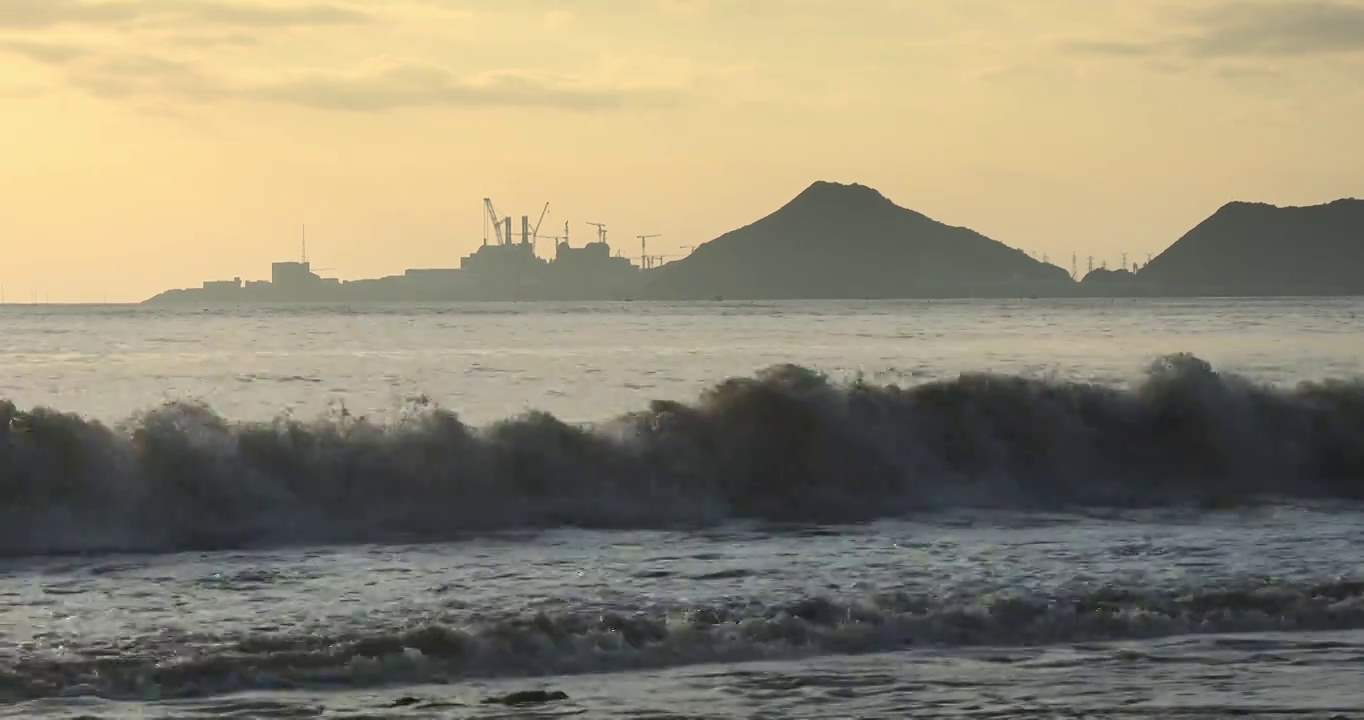 清晨逆光下的海滩，海边的浪花，阳光下的大海，霞浦县北兜的大海视频素材