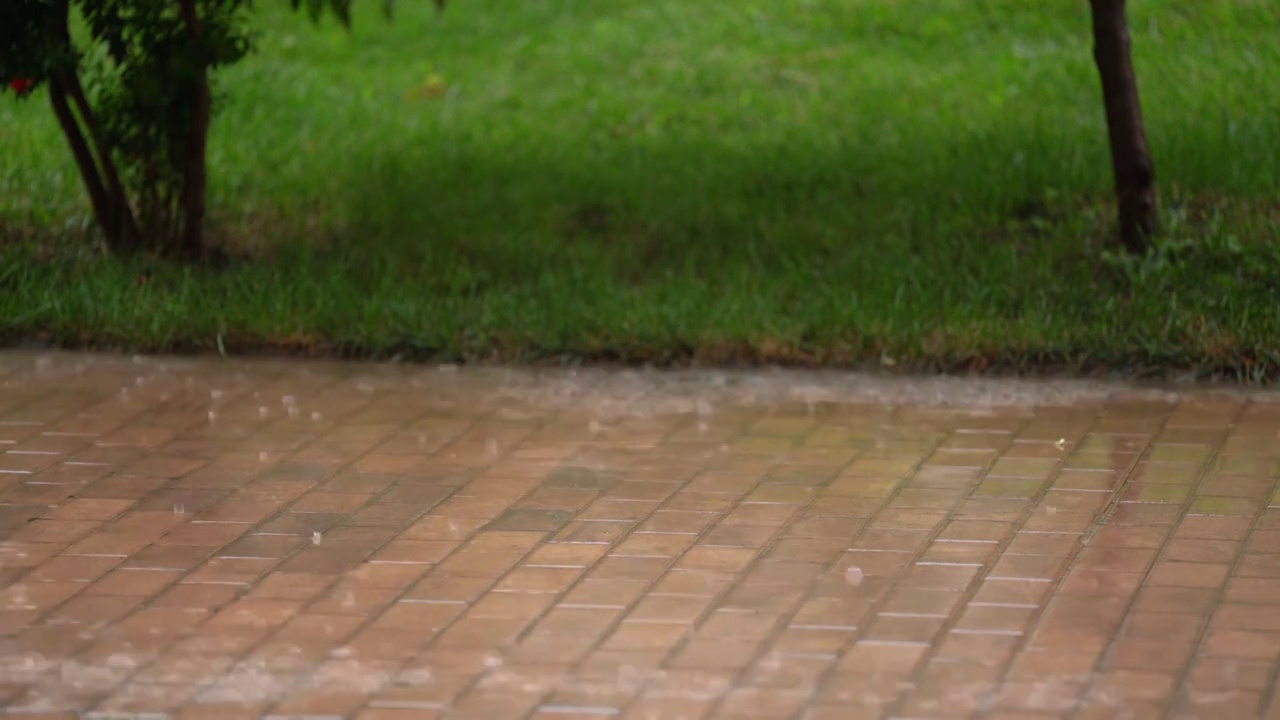 住宅小区下雨天视频素材