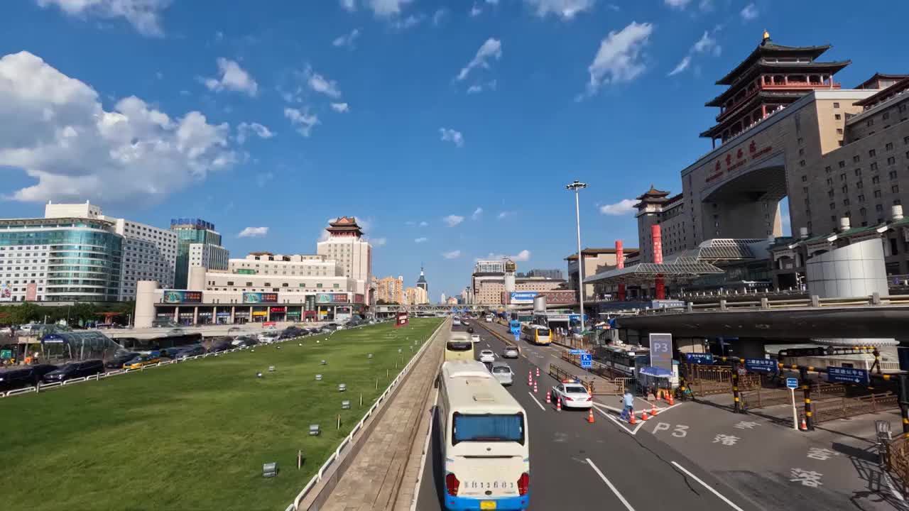 北京西客站站前北广场上的车流延时视频素材