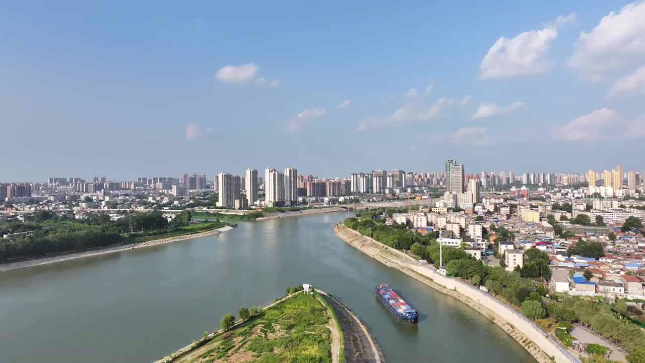 周口沙颍河贾鲁河交叉口水上运输集装箱船城市大景视频素材