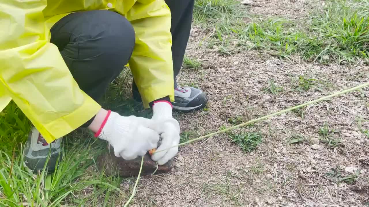 户外下雨欧搭帐篷拴石头特写视频下载