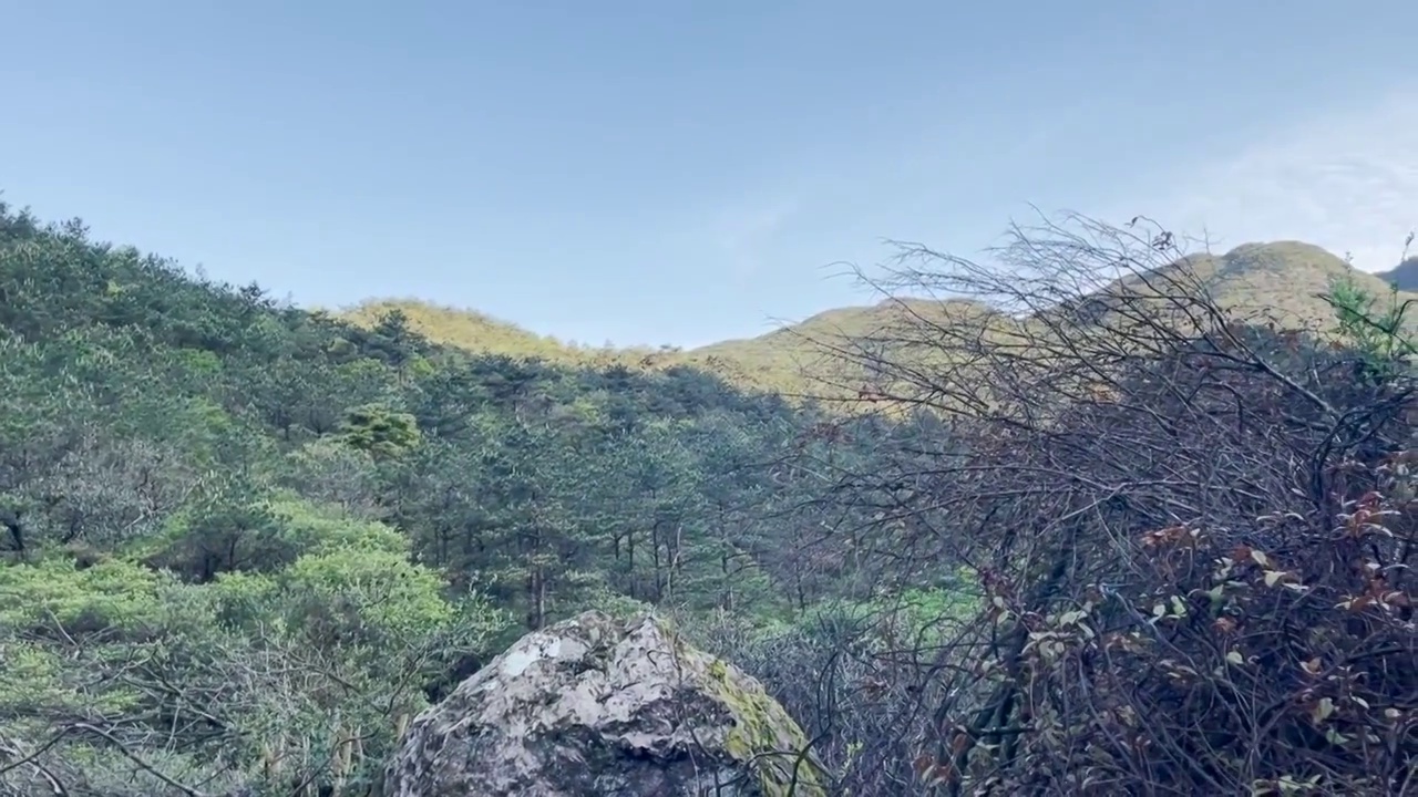 露营营地镜头转向山中风景视频素材