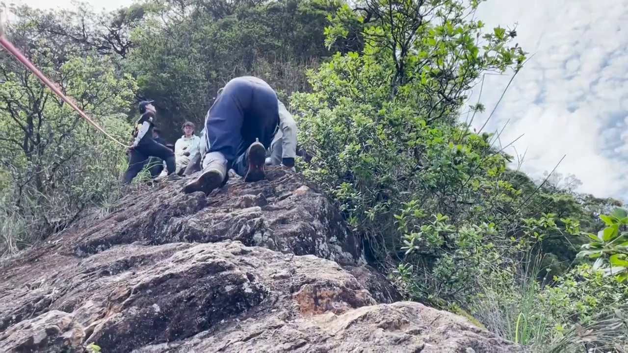 在悬崖峭壁倒着下撤鞋底视角视频素材