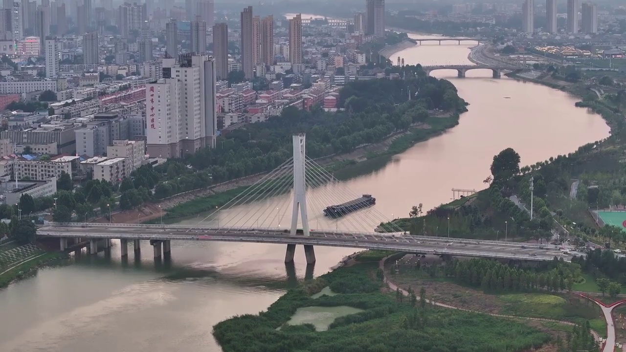 中长焦航拍沙颍河大庆路桥货船通过视频素材