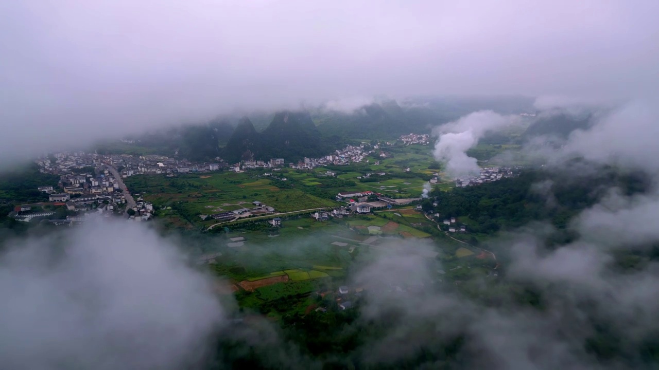 航拍雨后云雾里桂林喀斯特田园风光视频素材