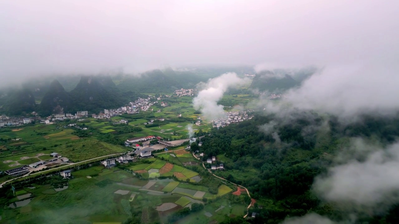 航拍雨后云雾里桂林喀斯特田园风光视频素材