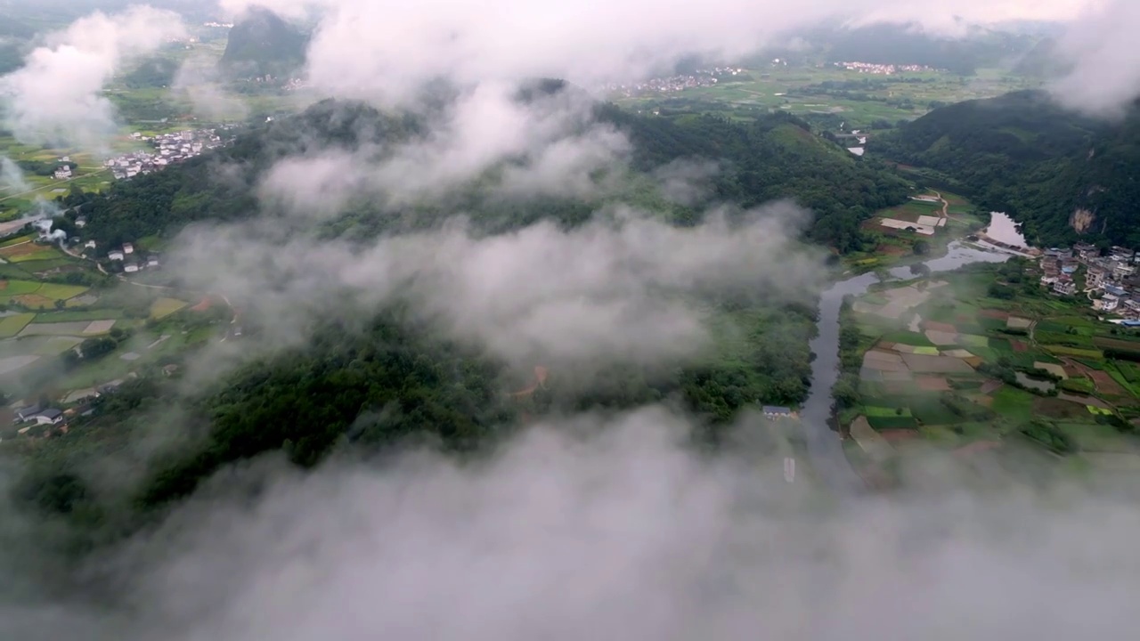 航拍雨后云雾里桂林喀斯特田园风光视频素材