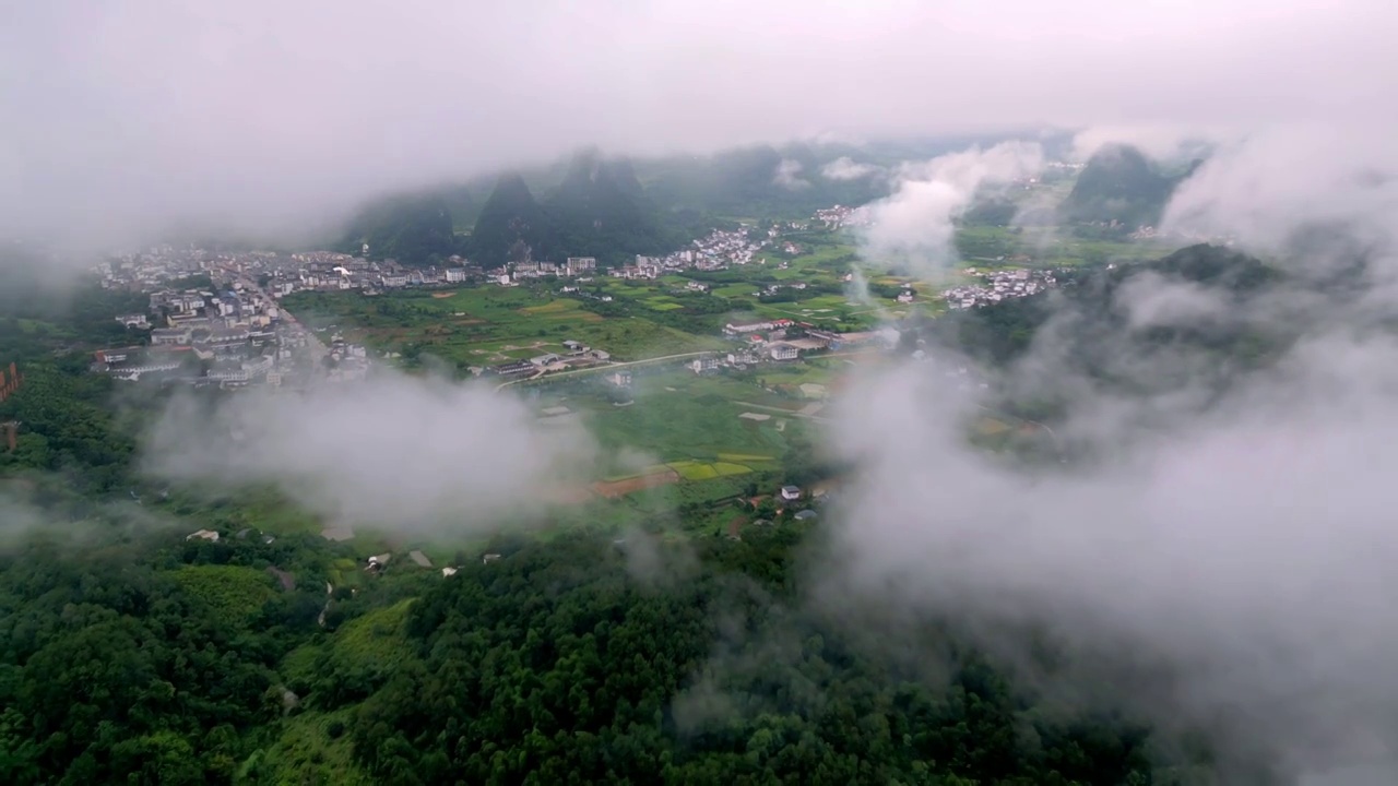 航拍雨后云雾里桂林喀斯特田园风光视频素材