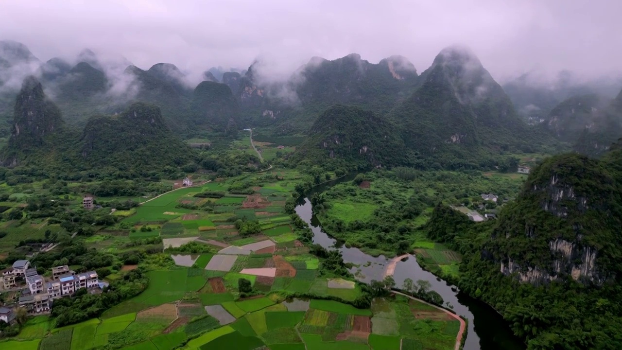 航拍雨后云雾里桂林喀斯特田园风光视频素材