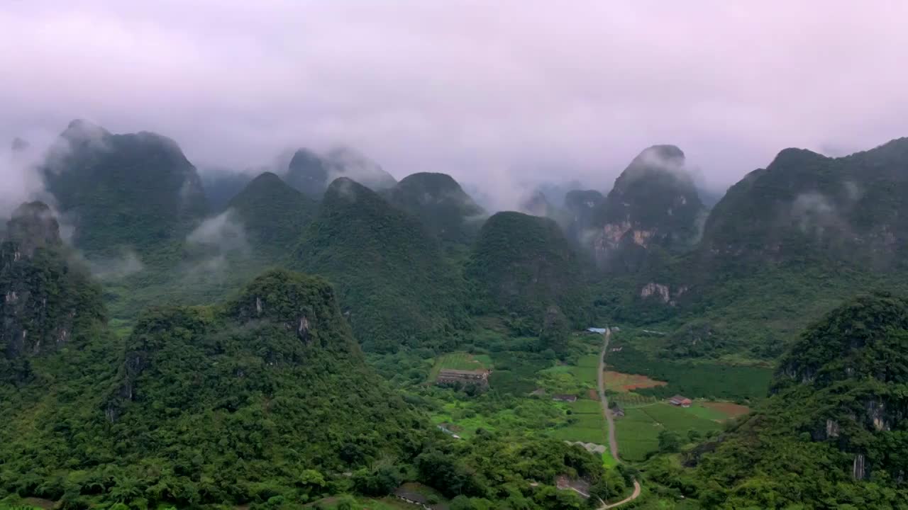 航拍雨后云雾里桂林喀斯特田园风光视频素材