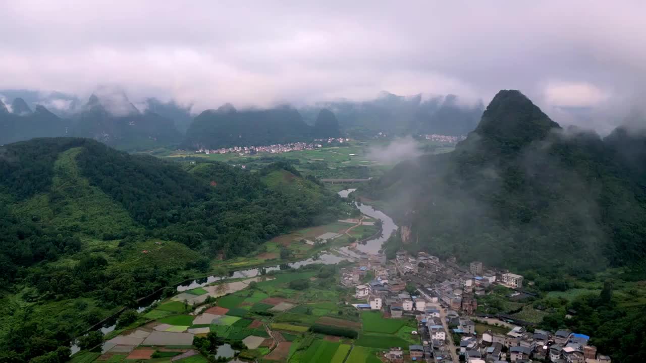 航拍雨后云雾里桂林喀斯特田园风光视频素材