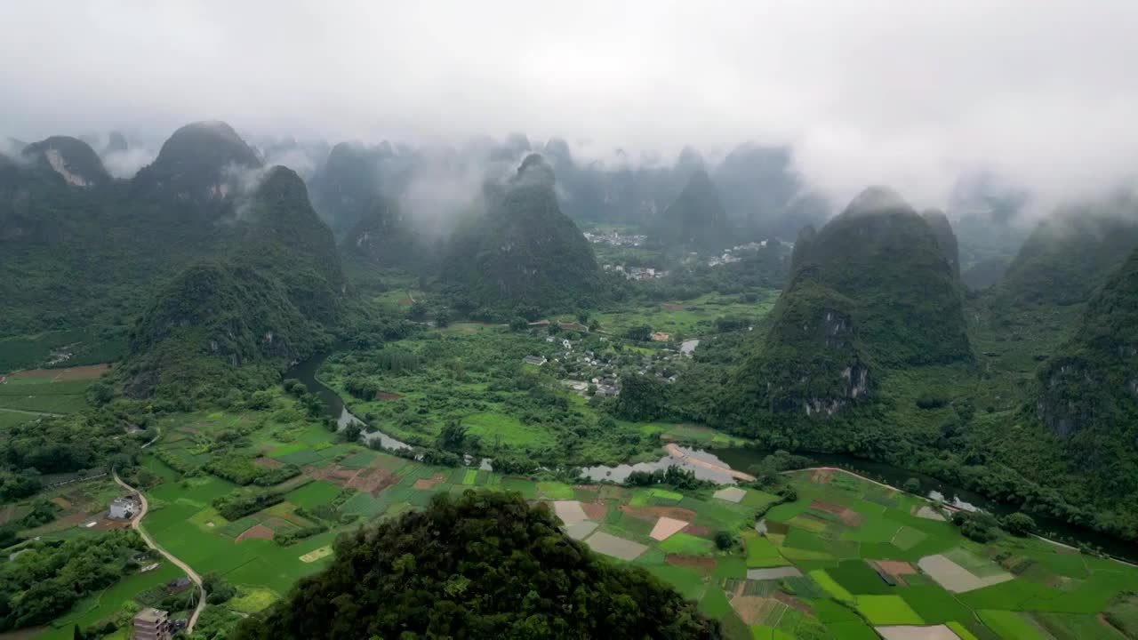 航拍雨后云雾里桂林喀斯特田园风光视频素材