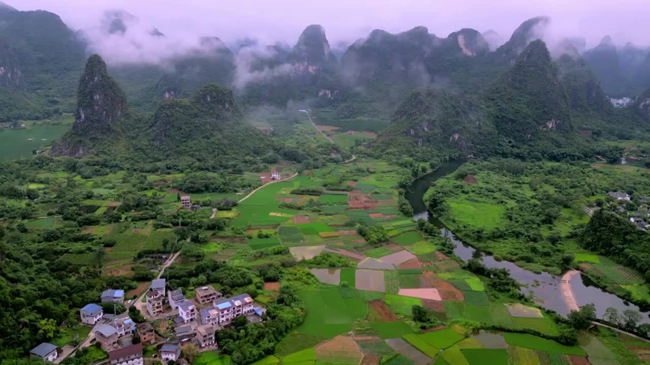 航拍雨后云雾里桂林喀斯特田园风光视频素材