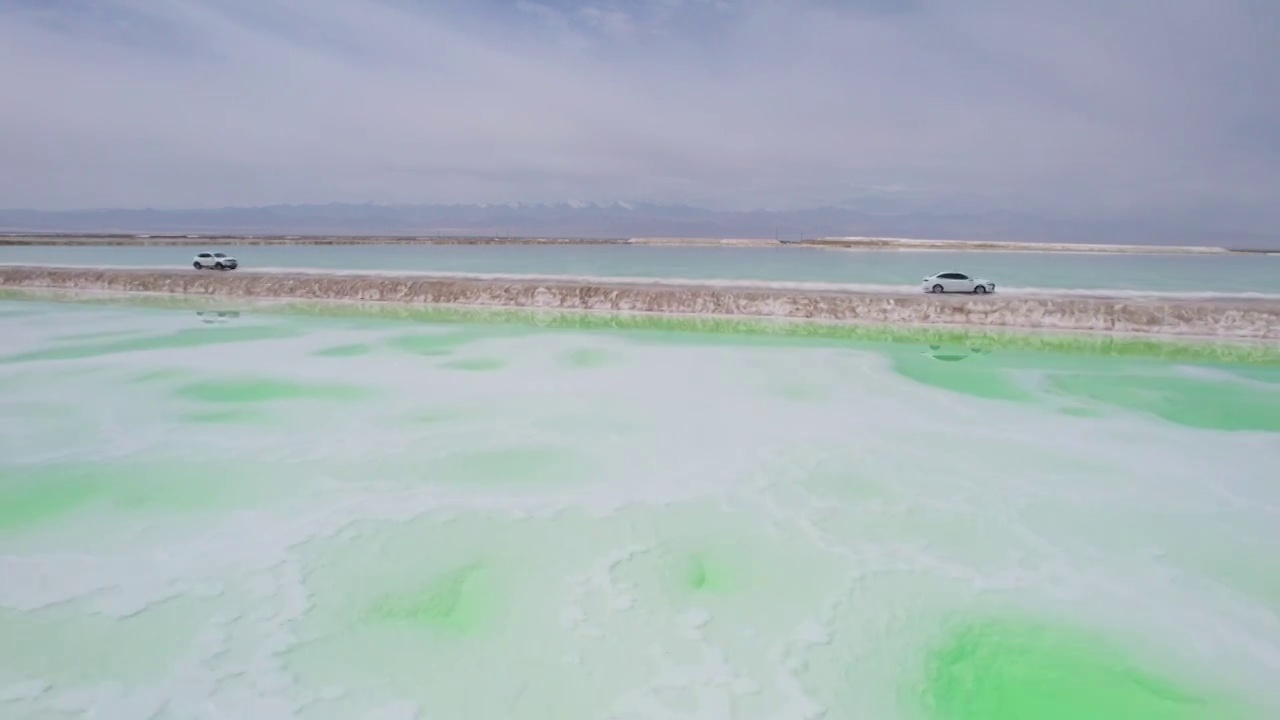 青海海西芒崖翡翠湖盐湖风光绿色湖泊航拍视角视频素材