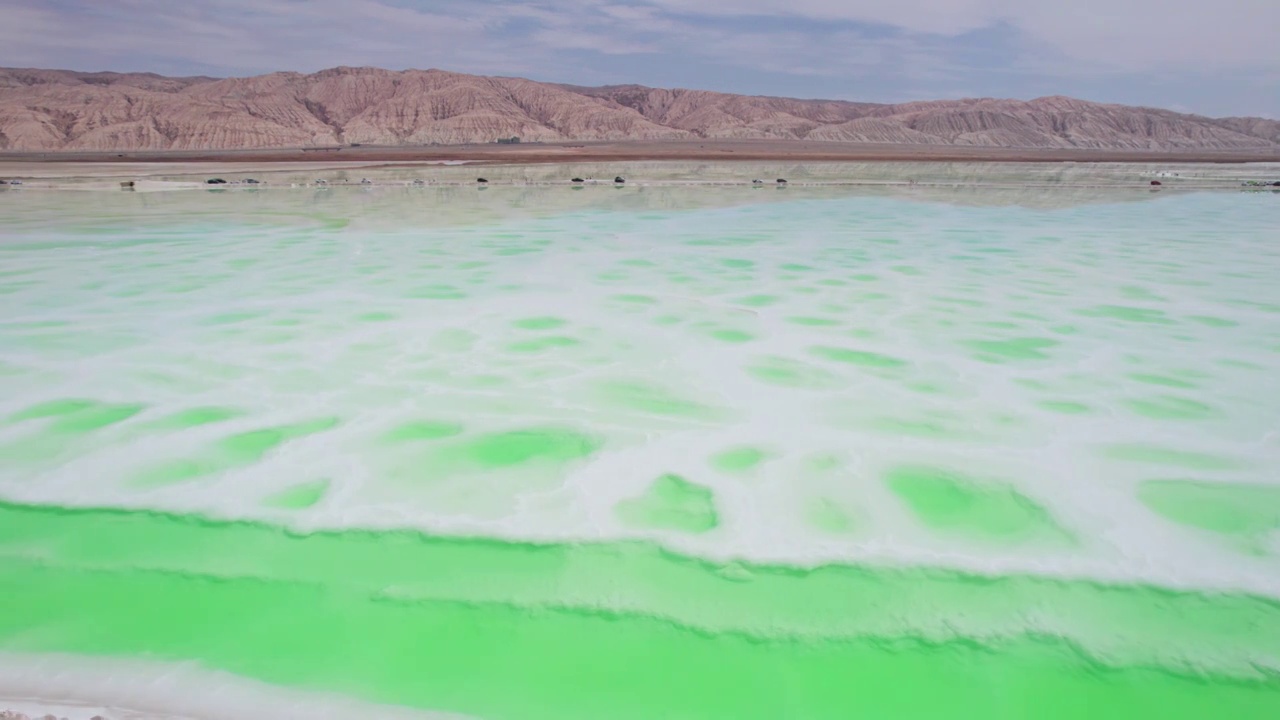 青海海西芒崖翡翠湖盐湖风光绿色湖泊航拍视角视频素材