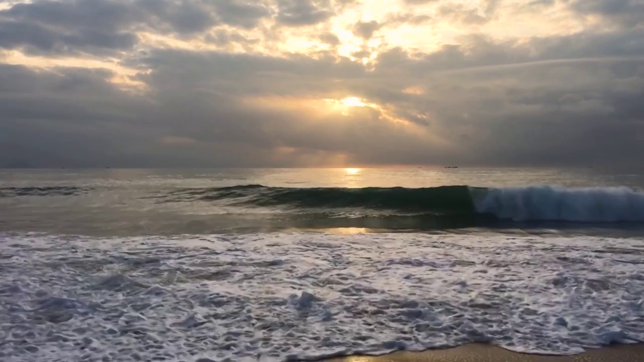 浪奔浪流-日出时分海南万宁的大海视频素材