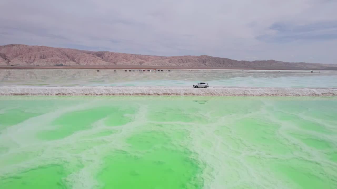 青海海西芒崖翡翠湖盐湖风光绿色湖泊航拍视角视频素材