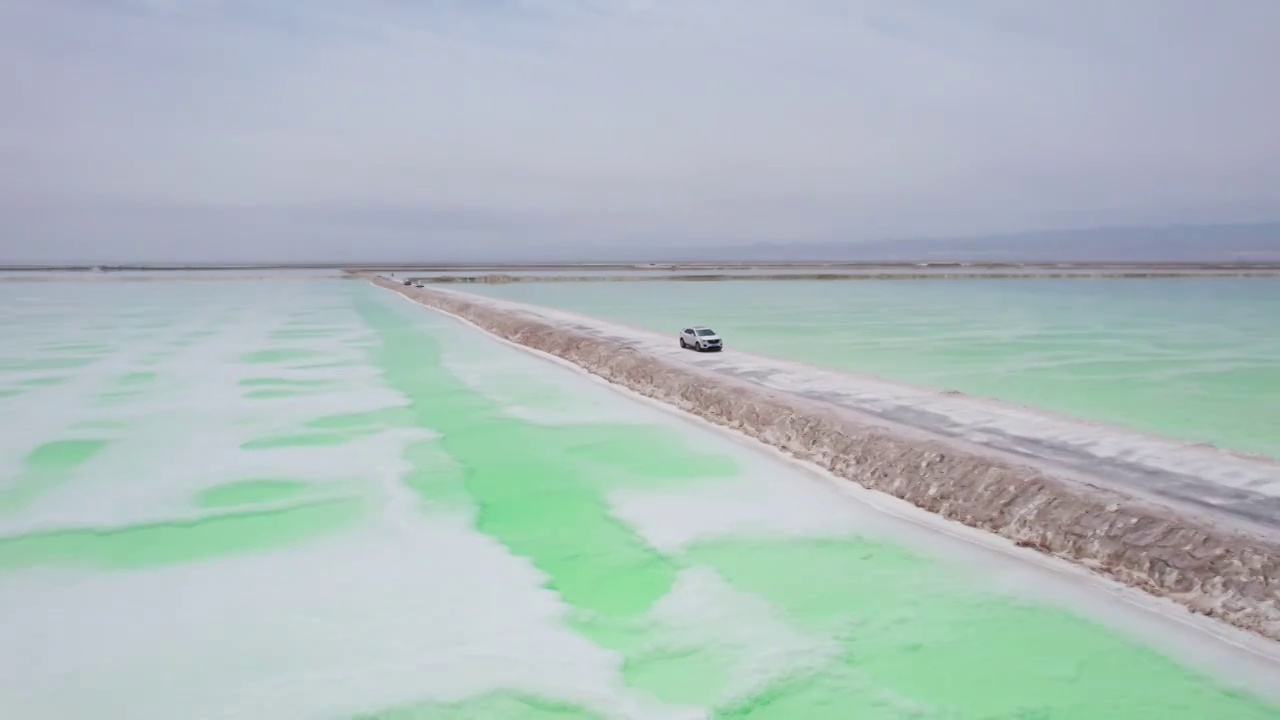 青海海西芒崖翡翠湖盐湖风光绿色湖泊航拍视角视频素材