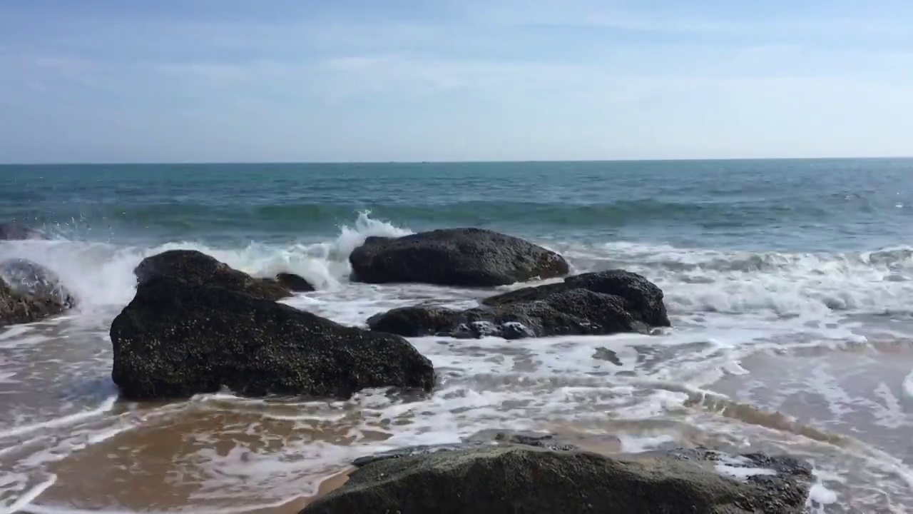 海浪拍打着海边的岩石视频下载