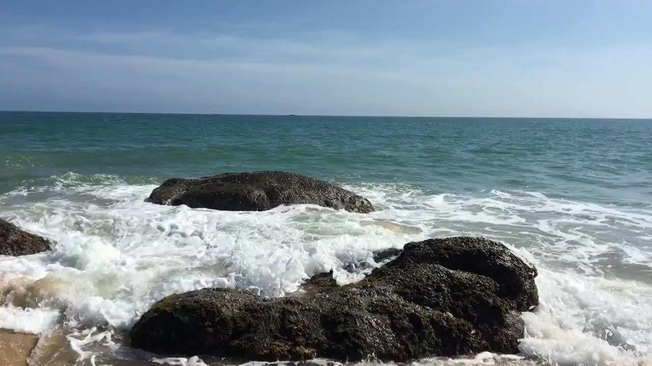 海浪拍打着海边的岩石视频下载