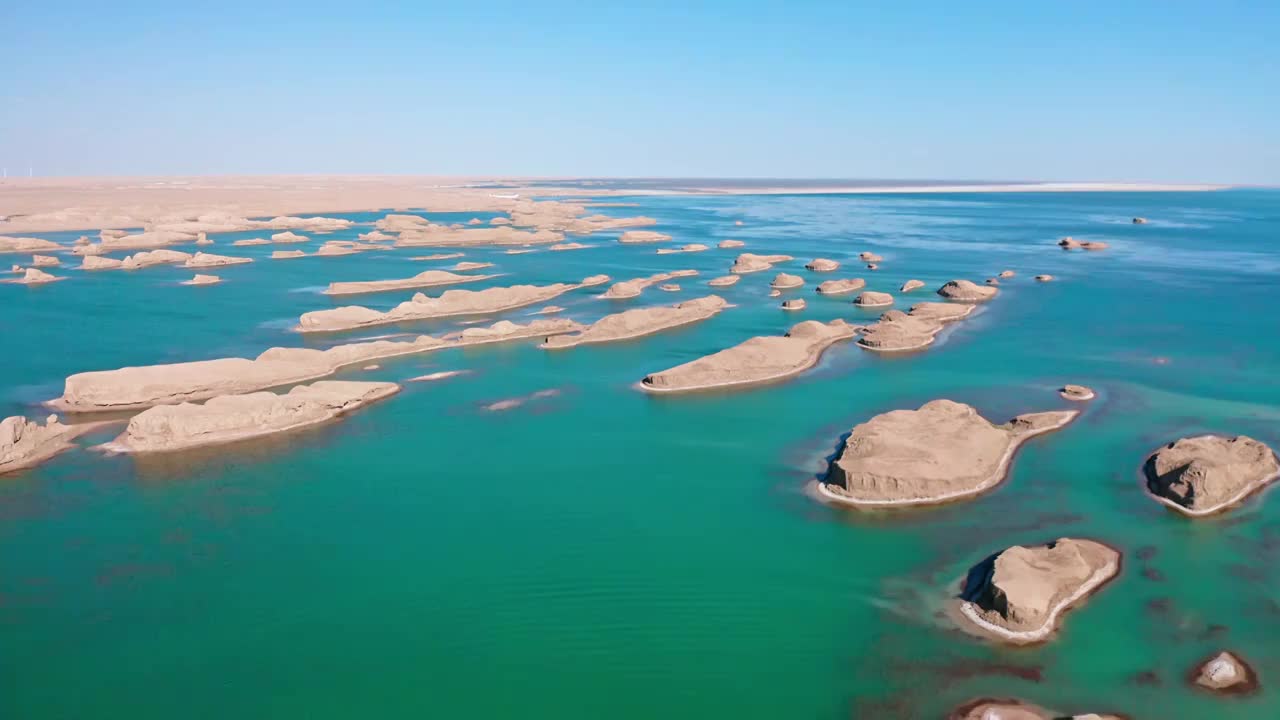 水上雅丹，湖水中的雅丹地貌，绿色的湖泊与雅丹，柴达木盆地的景观视频素材