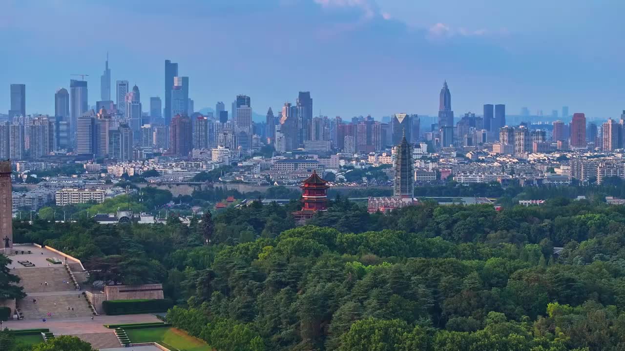 航拍南京雨花台烈士纪念碑 雨花阁 大报恩寺 城市天际线  古今同框视频素材