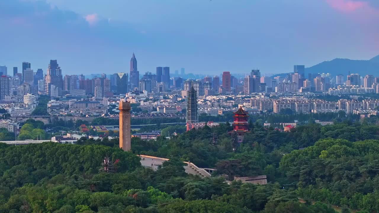 航拍南京雨花台烈士纪念碑 雨花阁 大报恩寺 城市天际线  古今同框视频素材