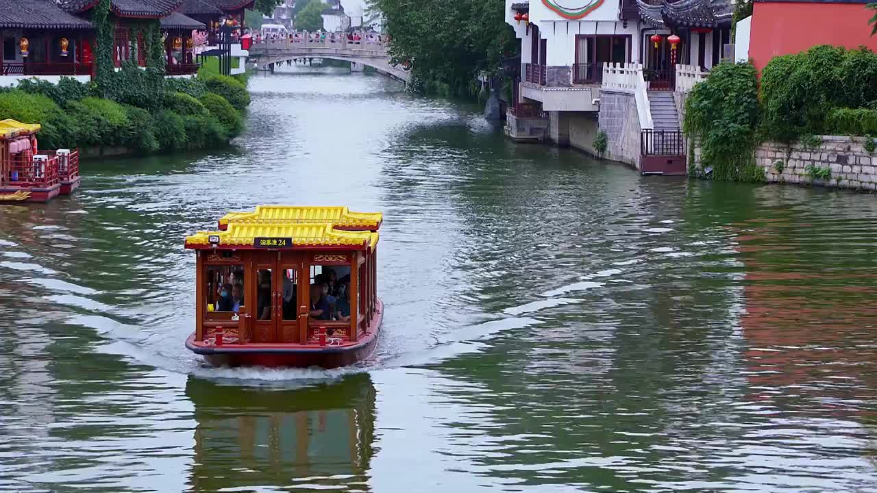 中国江苏南京秦淮河上行驶的游轮视频素材