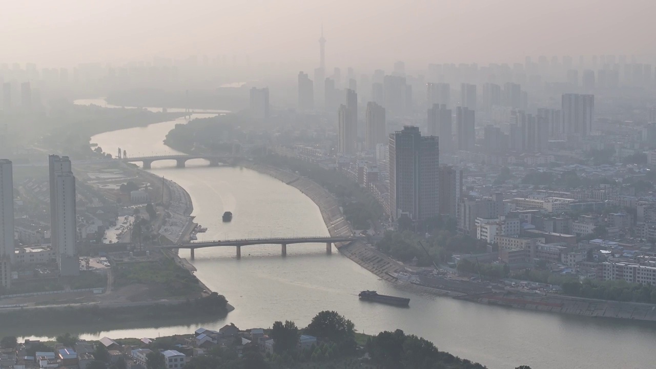 周口沙颍河贾鲁河交叉口大闸段逆光货船通行视频素材