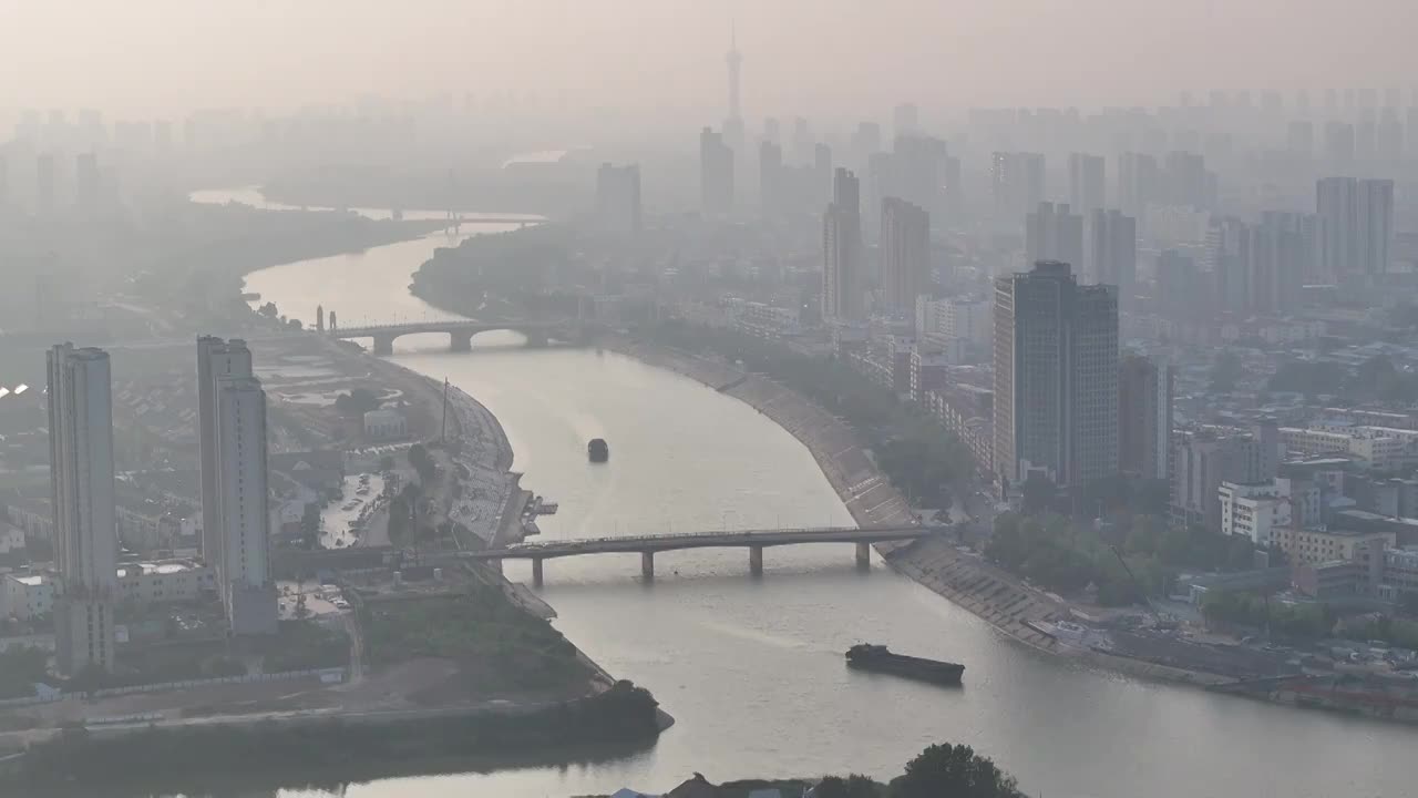 周口沙颍河贾鲁河交叉口大闸段逆光货船通行视频素材