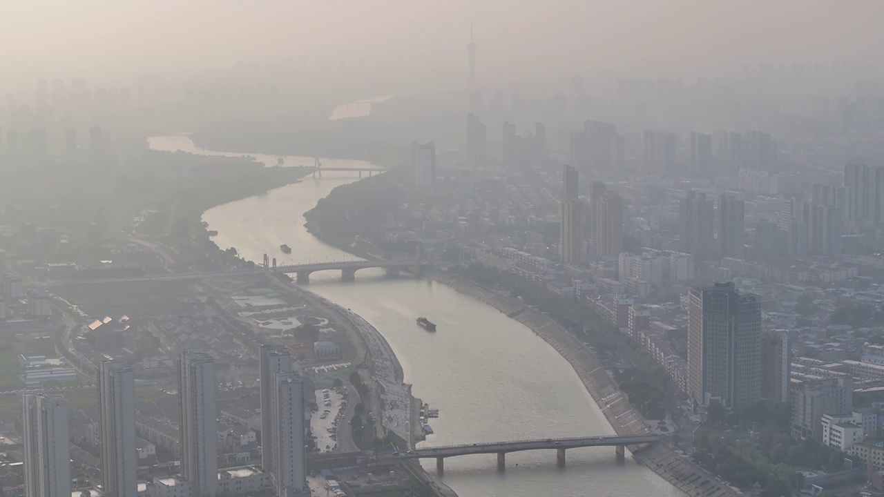 周口沙颍河贾鲁河交叉口大闸段逆光货船通行视频素材