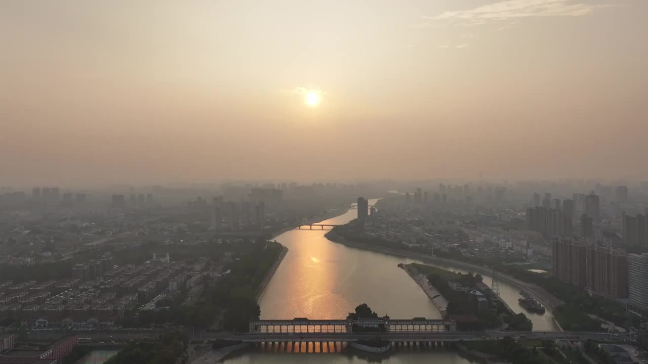 周口沙颍河大闸水坝日出发射阳光视频素材