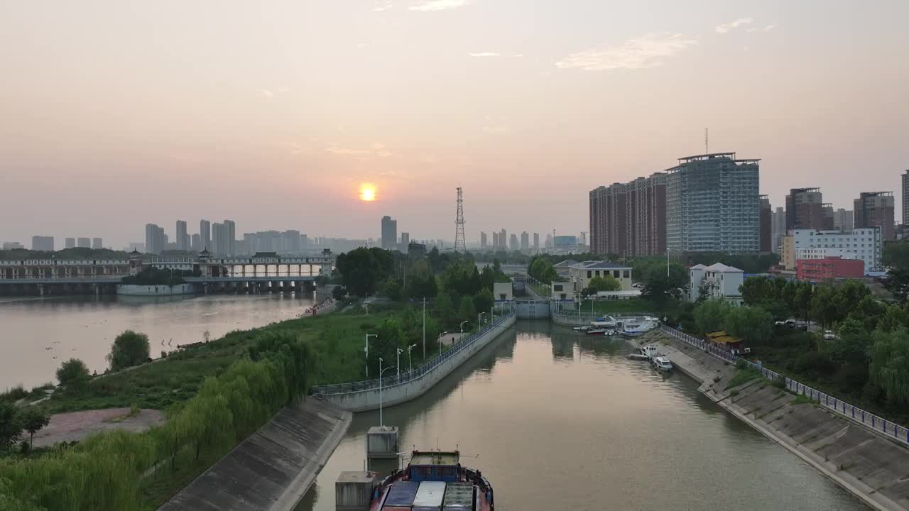 周口沙颍河大闸船闸日出货船视频素材