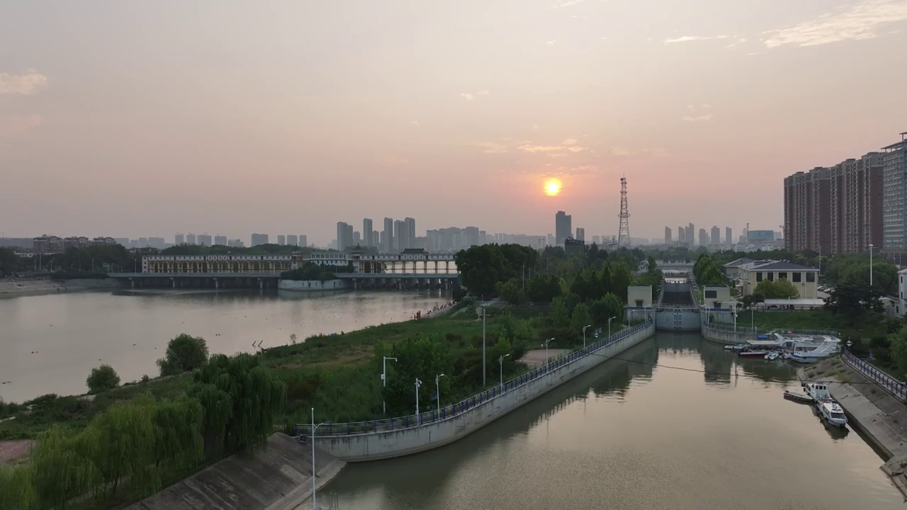 周口沙颍河大闸船闸日出货船视频素材