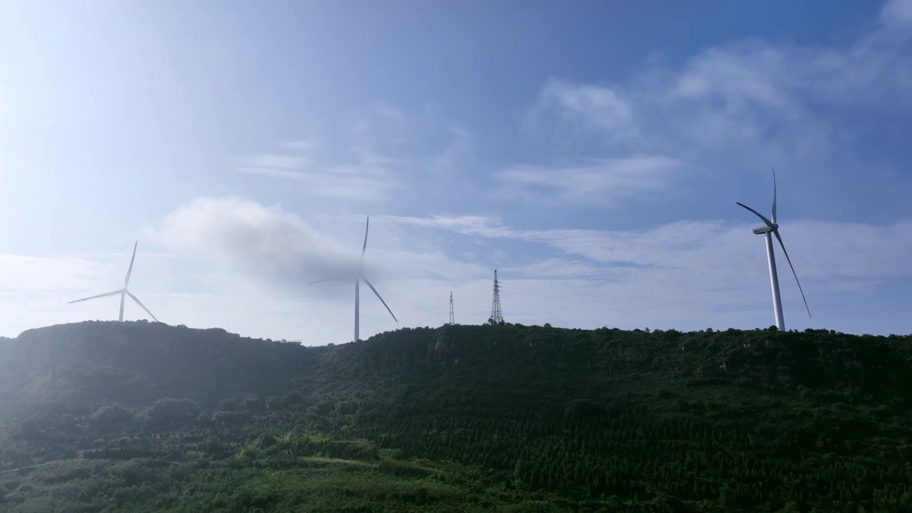 晴朗天空白云飘飘，风力发电清洁能源，绿色大山环境保护视频素材