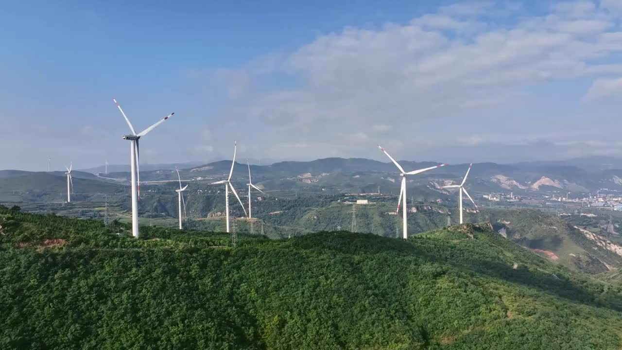 晴朗天空白云飘飘，风力发电清洁能源，绿色大山环境保护视频素材