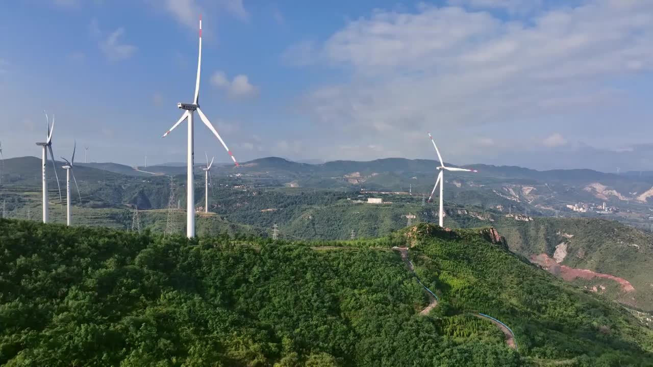 晴朗天空白云飘飘，风力发电清洁能源，绿色大山环境保护视频素材